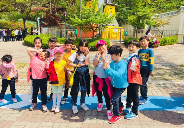 부윤초 어린이들이 대전 오월드에서 체험학습에 참여하며 기념촬영을 하고 있다.