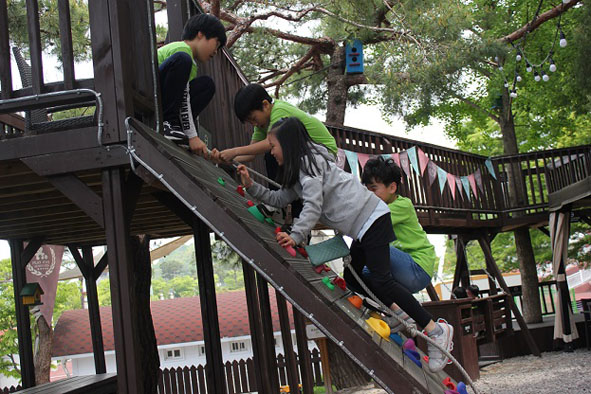 수학여행 중 놀이터에서 놀이를 하고 있는 맹동초 어린이들 모습.