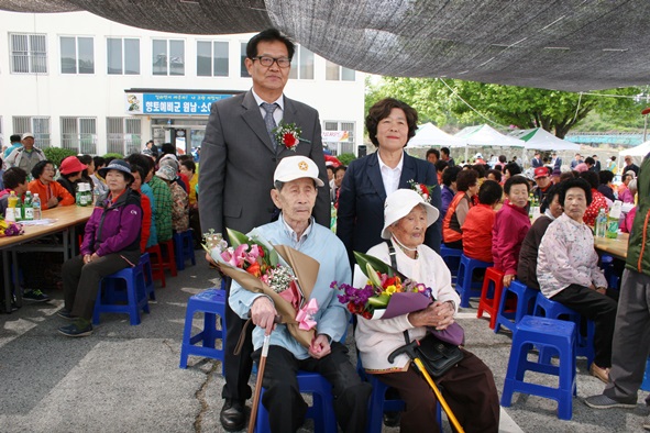 장수상에는 올해 96세인 문영수 할아버지와 99세인 김남식 할머니가 받았다.