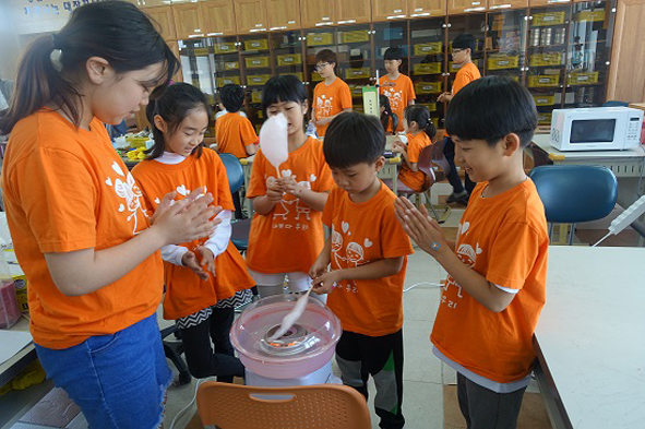 놀이체험학습에 참여하고 있는 대장초 어린이들 모습.