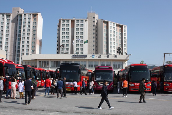삼성면사무소 광장에서 효도관광을 출발하기 위해 버스에 탑승하는 어르신과 주민들 모습.