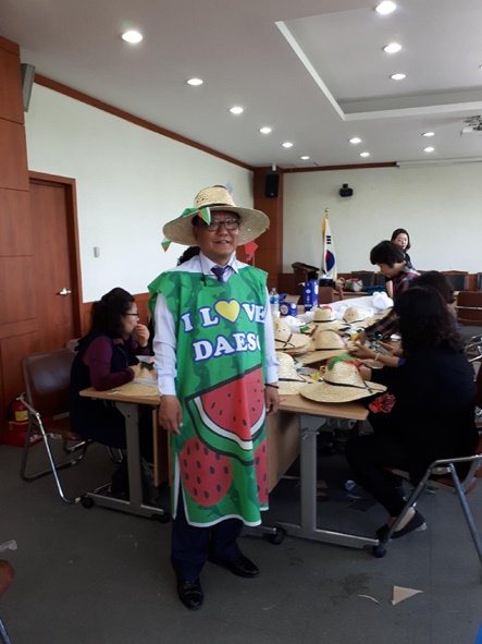 구자평 면장이 대소주민자치위원들이 제작한 품바 길놀이 퍼레이드 옷을 입고 기념촬영을 하고 있다.