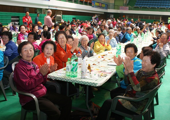 이날 행사에 참석한 어르신들이 축하공연을 함께 즐기며 박수를 치고 있다.