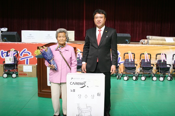 음성읍 거주 최고령 현명홍(99세), 윤용분(97)남녀어르신 두 분이 장수상을 수상했다.
