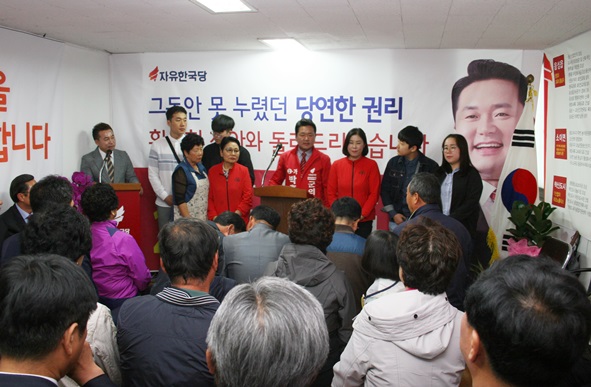 박흥식 군의원 예비후보자의 가족을 소개하고 있다.