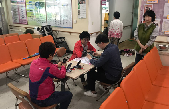 KT금왕지점 직원들이 노인복지관 이용 어르신들에게 스마트폰 교육을 진행하고 있다.