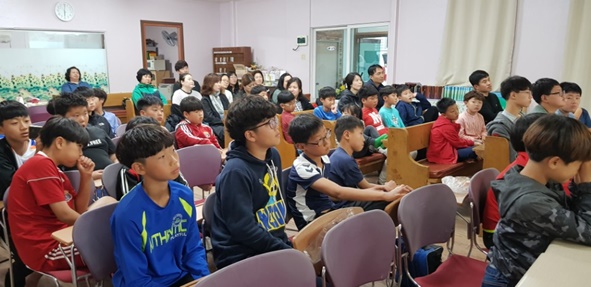 ▲유소년축구교실 특강에 참여한 어린이들과 부모들 모습.