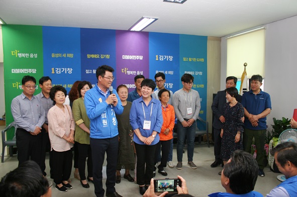 더불어민주당 김기창 충북도의원 음성 2선거구 예비후보가 부인 및 가족들은 소개하고 있다.