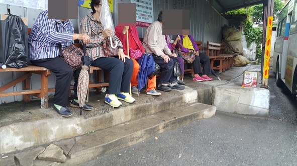 음성버스터미널 승강장에서 버스를 기다리고 있는 주민들 모습.