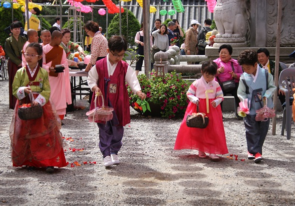 육법공양에 앞서 어린아이들이 관불의식으로 꽃을 뿌리고 있다.