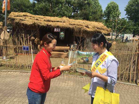 음성읍 직원이 품바축제장에서 전입지원 홍보안내문을 주민에게 나눠주고 있다.