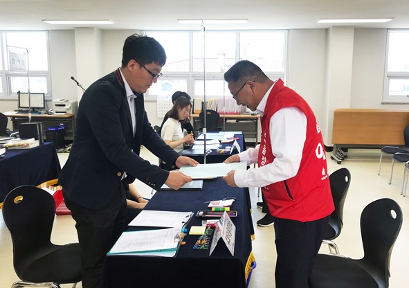 3선에 도전하는 이필용 예비후보가 24일 6.13 전국동시지방선거 자유한국당 음성군수 후보자 등록을 마치고 본격적인 선거운동에 나섰다.