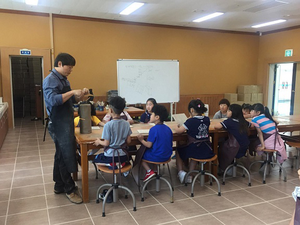 부윤초 어린이들이 도예 체험학습에 참여하고 있다.