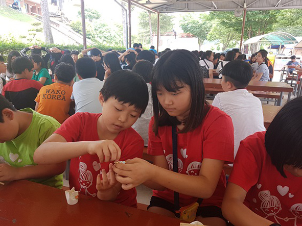 수련활동에 참여하고 있는 맹동초 어린이들 모습.