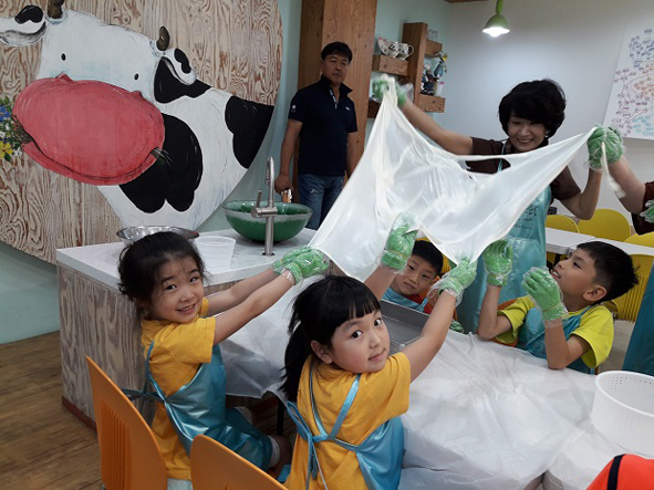 치즈로 음식을 만들고 있는 원남초 어린이들 모습.
