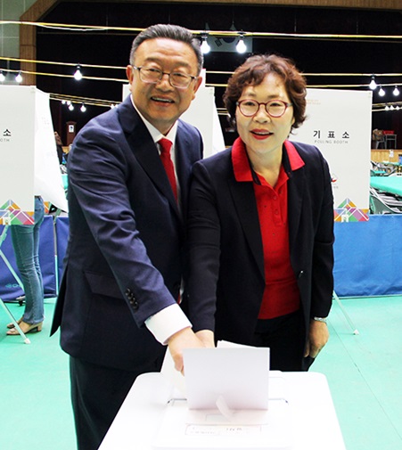 8일 자유한국당 이필용 군수후보가 부인 전병미씨와 함께 음성읍 실내체육관에서 사전투표를 하고 있다.