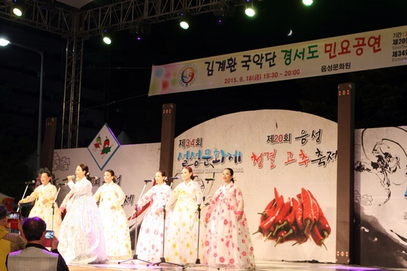 지난 2015년 설성문화제에서 김계환 경기민요팀의 공연 모습.