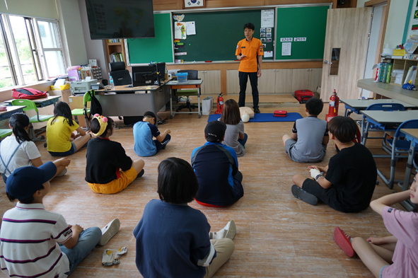 음성소방서 직원이 오선초 어린이들에게 소방안전 교육을 진행하고 있다.