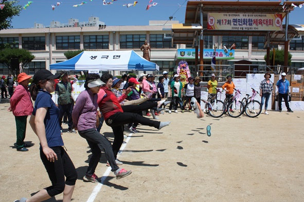 ▲체육대회 신발날리기 경기에 참석한 여성들 모습.