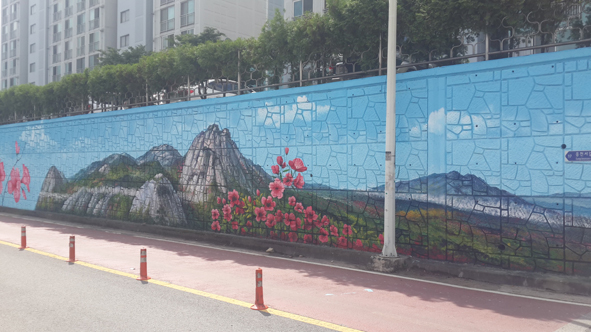 금왕읍 아파트 옹벽에 그려진 벽화 모습.