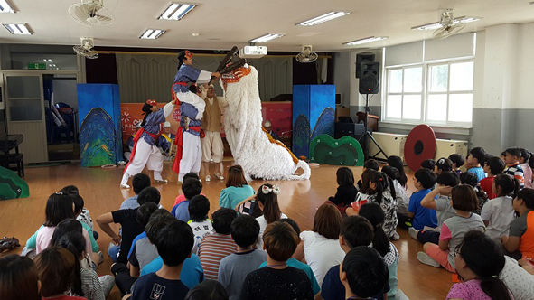 오선초에서 전통 창작연희극 '사자와 도깨비'가 공연되고 있다.