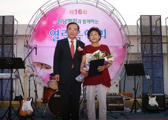 경대수 국회의원으로부터 윤석문씨가 국회의원 표창을 수상했다.