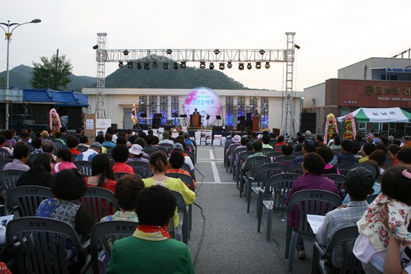원남면민의 화합과 결속을 다지기 위해 마련한 제16회 열린음악회가 22일 원남면사무소 광장에서 많은 지역 주민들이 참여한 가운데 성황리에 개최됐다.