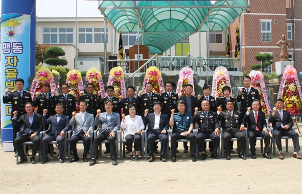 김기영 음성경찰서장을 비롯한 자율방범연합대 대장들과 내빈들이 기념촬영을 하고 있다.