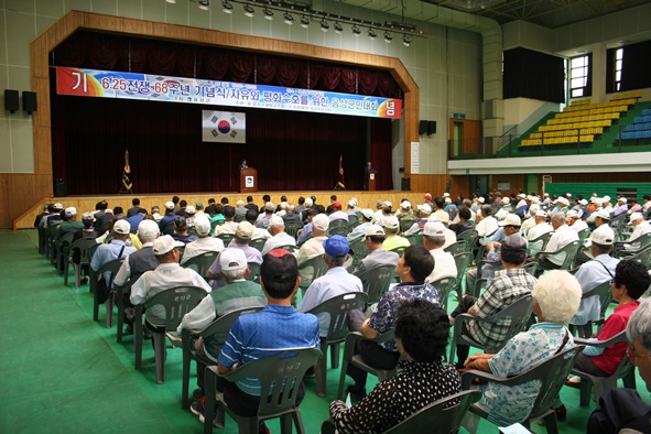 음성군재향군인회(회장 윤화영)는 25일 음성실내체육관에서 6.25전쟁 제68주년 기념행사를 가졌다.
