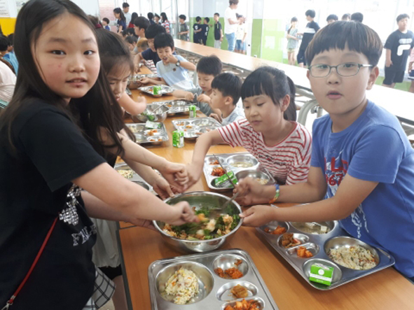 삼성초 어린이들이 비빔밥을 먹고 있다.