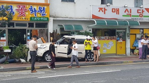 28일 오후 1시 20분경 음성읍 군청사거리 일원에서 한 여성이 몰던 차량이 한 꽃집으로 돌진하는 사고가 발생했다.