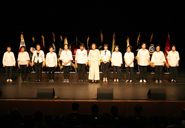 음성군여성단체협의회에 소속된 12개 단체장들의 모습.