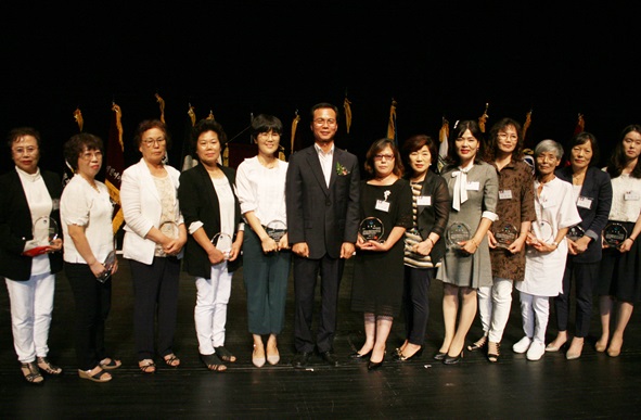 여성의 지위향상과 지역발전을 위해 공을 세운 한국여성정치연맹 음성군지회 박정순 회원을 비롯한 14명이 군수 표창을 받았다.