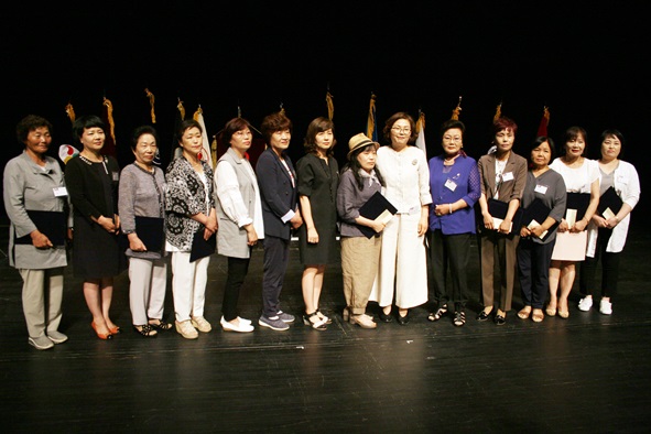 강희진 회장이 음성군여성단체협의회 발전을 위해 공헌한 최기순 한국여성정치연맹음성군지회장 등 13명에게 표창장을 전달했다.