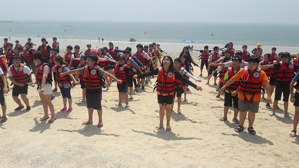 능산초 어린이들이 해양체험활동에 참여하고 있다.