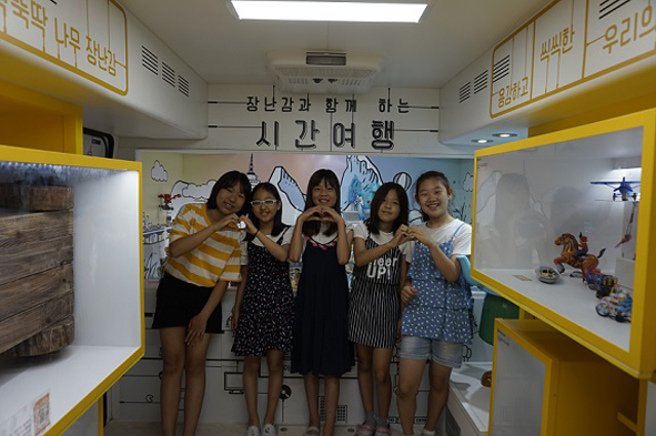 찾아가는 어린이 박물관 행사에 참여한 맹동초 어린이들 모습.