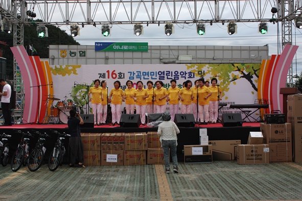 ▲주민자치센터 노래교실 회원들의 공연 모습.