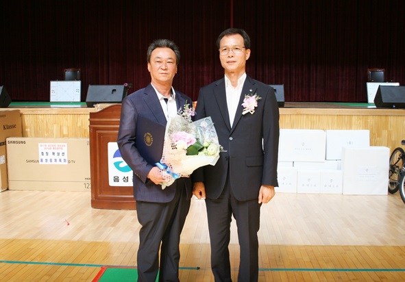 이날 유공자 표창식에서 이양희 음성읍 지역발전협의회장이 도지사표창을 수상했다.