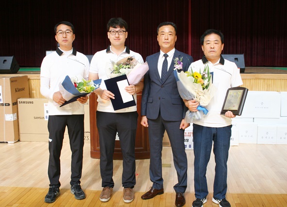 이날 시상식에서 곽상선 체육회장이 송요성, 정주헌, 허두영 씨에게 체육회장표창을 수상했다.