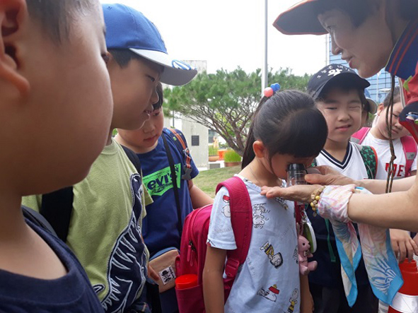 생태체험학습에 참여하고 있는 능산초 어린이들 모습.