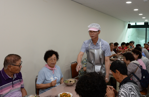 음성군노인복지관 초복행사에서 조병옥 군수가 식사 배식봉사활동에 참여하고 있다.