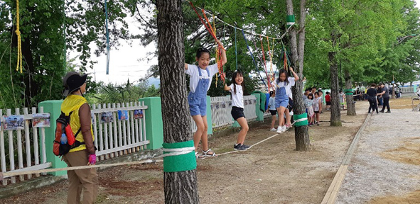 평곡초 어린이들이 밧줄놀이 체험활동에 참여하고 있다.