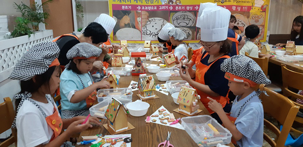 평곡초 어린이들이 요리체험학습에 참여하고 있다.