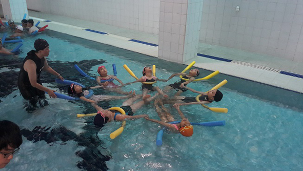 능산초 어린이들이 수영교육을 받고 있다.