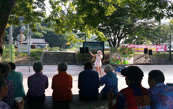 응천공원에서 진행된 버스킹 공연 모습.