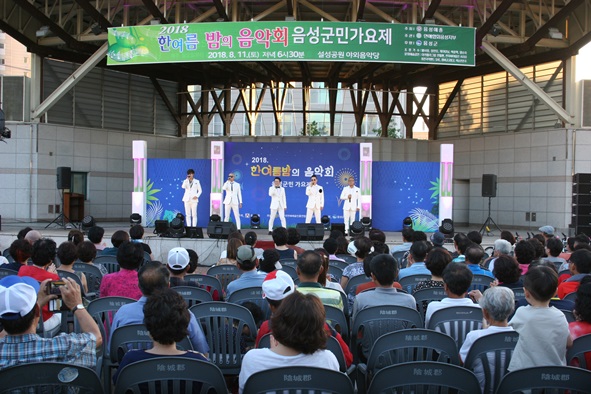 2018 한여름밤의 음악회의 그룹 젠틀맨의 아카펠라 공연 모습.