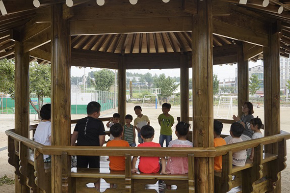 맹동초에 설치된 정자에서 맹동초 어린이들이 야외수업을 진행하고 있다.
