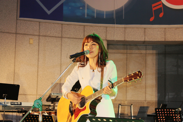 ▲라이브통키타가수 박은경 씨가 공연하고 있다.