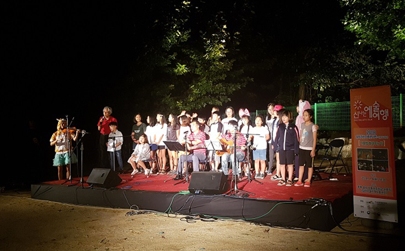 청룡초 어린이들이 찾아가는 가족콘서트에서 공연하고 있는 모습.