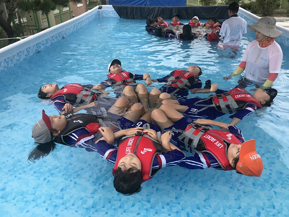 삼성초 어린이들이 수영학습에 참여하고 있다.